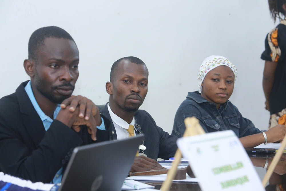Membres de la JCI Dabou en réunion de travail